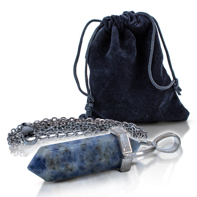 Blue Spot Stone – zawieszka z łańcuszkiem w woreczku